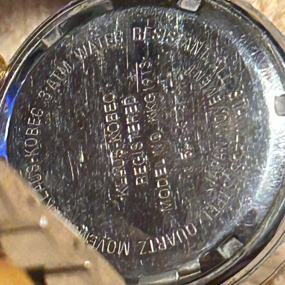 Elegant Silver and Gold Men's Watch - Picture 4 of 5